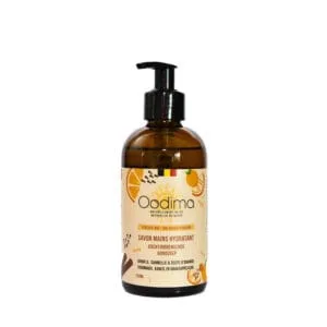 Notre savon mains liquide Girofle, Cannelle, Orange vous fera l’effet d’un câlin au coin du feu tout en vous replongeant dans les saveurs des marchés de Nöel. Un mélange doux et épicé, comme un vin chaud pour un résultat réconfortant. L’huile essentielle d’orange, vous laissera une peau éclatante et un esprit détendu. Un indispensable de cet hiver !