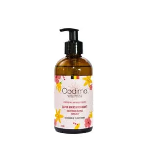 Notre savon mains liquide floral, Géranium Ylang Ylang vous apporte comme une saveur de printemps. Un instant de fraîcheur florale qui fait du bien dès le matin et qui restera sur votre peau à chaque lavage de mains ! L’huile essentielle d'Ylang-Ylang redonnera de l’éclat aux peaux ternes et fatiguées. L’huile essentielle de Géranium rosat, elle, est particulièrement conseillée pour contrer le vieillissement de la peau.